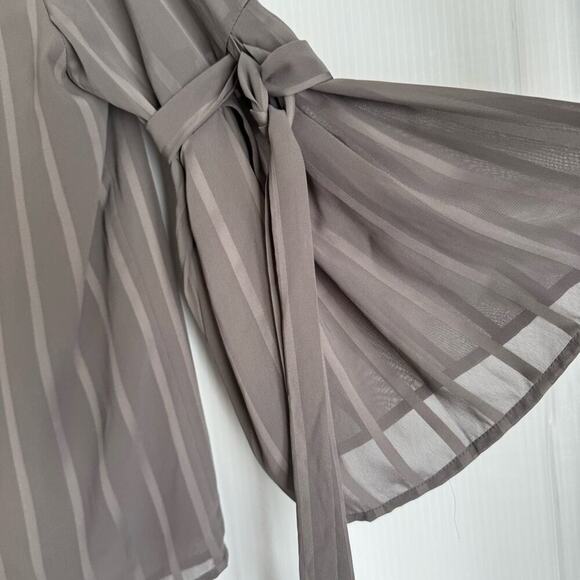 🆕 Collective Concepts for Stitch Fix striped grey Florence bell sleeve blouse - Picture 4 of 8